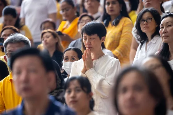 Mujer reza durante la Misa del Papa Francisco en Singapur este 12 de septiembre. Crédito: Daniel Ibáñez/ EWTN News