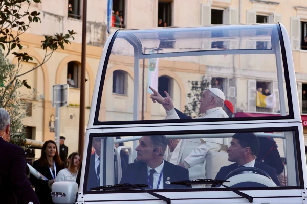 El Papa Francisco durante el trayecto a la catedral de Santa María Asunta de Córcega. Crédito: Daniel Ibáñez/ ACI Prensa