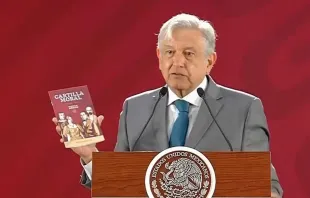 Andrés Manuel López Obrador sostiene la "cartilla moral" durante conferencia de prensa. Crédito: Captura de video / Canal oficial de YouTube de Andrés Manuel López Obrador. 