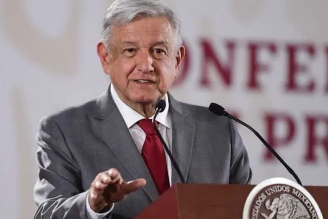 Gobierno de López Obrador retrocede: “Uniforme neutro” será solo para niñas