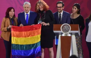 Andrés Manuel López Obrador sostiene la bandera gay durante conferencia de prensa del 17 de mayo de 2019. Foto: Sitio Oficial de Andrés Manuel López Obrador. 
