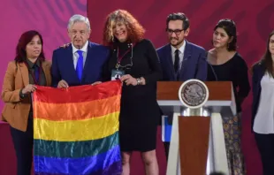 Andrés Manuel López Obrador al instaurar el “día nacional de la lucha contra la homofobia, lesbofobia, transfobia y bifobia”, el 17 de mayo de 2019. Crédito: Sitio web oficial de López Obrador. 