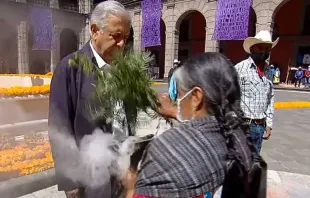 Andrés Manuel López Obrador participa en una "limpia" al interior de Palacio Nacional el 31 de octubre. Crédito: YouTube / Andrés Manuel López Obrador. 