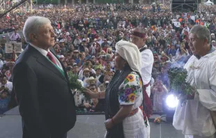 Andrés Manuel López Obrador durante "purificación" a manos de pueblos originarios en el Zócalo de Ciudad de México, el 1 de diciembre. Foto: lopezobrador.org.mx 