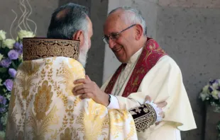 El Papa y el Catholicós se abrazan. Foto: Edward Pentin / ACI Prensa 