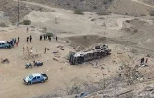 El bus accidentado en el norte del Perú. Crédito: Twitter Agencia ANDINA 