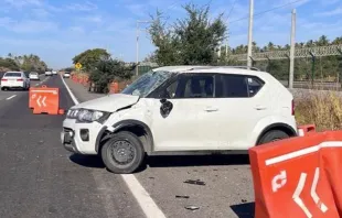 Auto dañado tras accidente vehicular en carretera de México, del que fue testigo el P. Salvador Nuño. Crédito: Facebook del P. Salvador Nuño. 