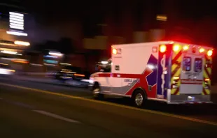 Imagen referencial de ambulancia que avanza por el tráfico. Crédito: Shutterstock 