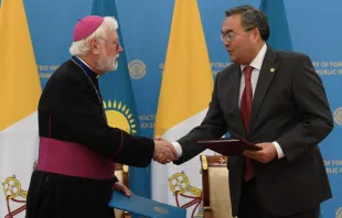 Mons. Paul Richard Gallagher firma acuerdo en Kazajistán. Crédito: Vatican Media 