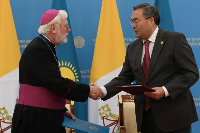 Vaticano firma importante acuerdo a favor de los católicos en Kazajistán