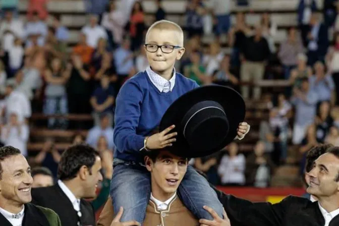 Oran por Adrián, el niño con cáncer al que le desearon la muerte porque quiere ser torero