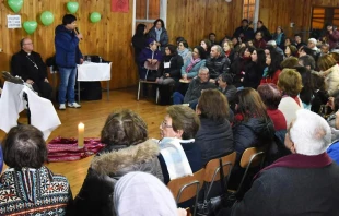 Mons. Charles Scicluna y Mons. Jordi Bertomeu con la Agrupaciu00f3n Laicos y Laicas de Osorno - Foto: Comunicaciones Misiu00f3n Pastoral Osorno 