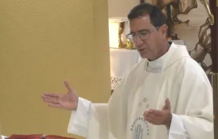 P. Alberto Reyes Pías en Misa en la Ermita de la Caridad, en Miami. Crédito: Captura de video / Ermita de la Caridad. 