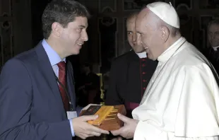 Alejandro Marius y el Papa Francisco / Foto: Facebook "Trabajo y Persona" 