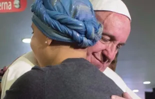 Alexia Guarduño abraza al Papa Francisco en México. Foto L'Osservatore Romano 