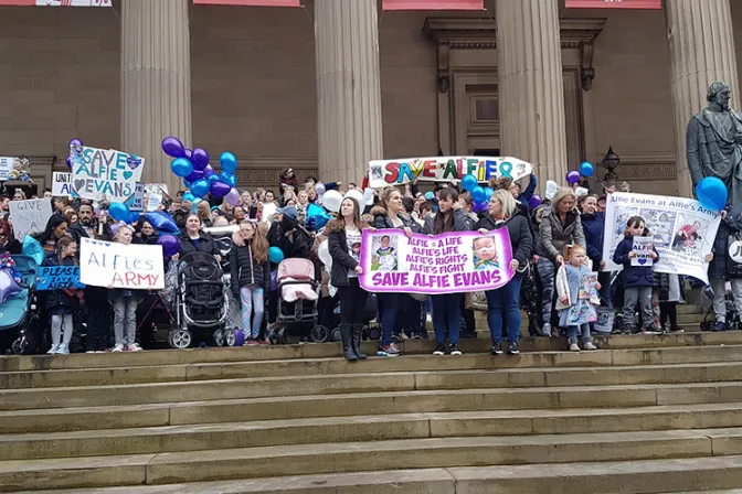 Padres de Alfie Evans vuelven a los tribunales y reciben apoyo de miles en las calles