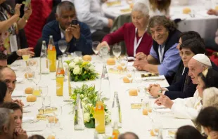 El Papa comparte mesa con algunos pobres y sin techo en el almuerzo. Foto: Daniel Ibáñez / ACI Prensa 