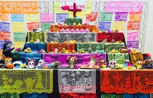 Tradicional "altar" por el Día de los Muertos en México. Crédito: Lemad.resaeva (CC BY-SA 4.0). 