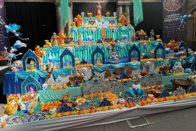 ¿Puede un cristiano poner un altar de difuntos por día de muertos? Esto explica sacerdote