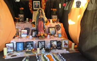 Tradicional altar de muertos con imagen de la Virgen de Guadalupe. Foto: Flickr de Ray B (CC BY 2.0). 