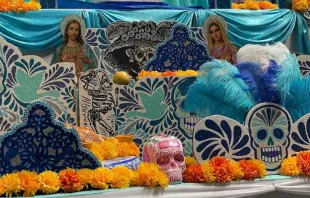 Altar de muertos en México con características calaveras y las imágenes de Jesús y María. Crédito: David Ramos / ACI Prensa. 