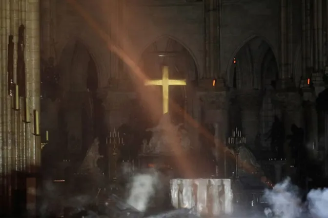 El altar y la cruz de Notre Dame de París lucen intactos tras el incendio