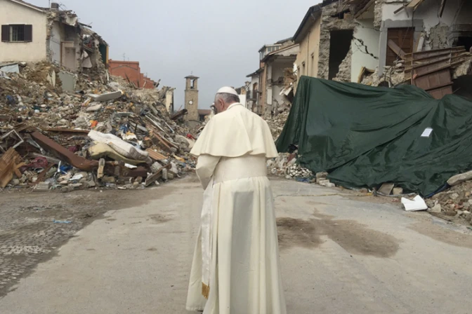 FOTOS: El Papa cumple su promesa y visita por sorpresa zona del terremoto en Italia