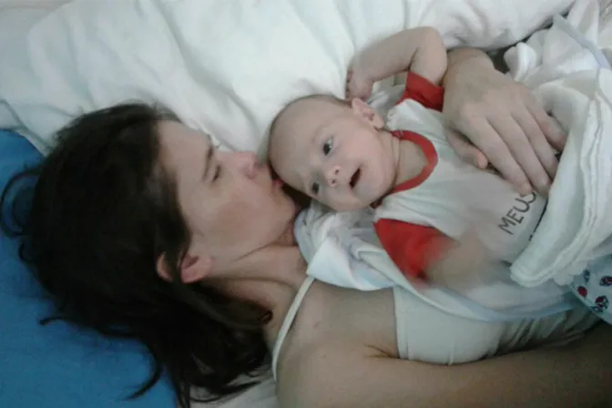 VIDEO: Mujer que dio a luz en estado de coma despierta y conmociona las redes
