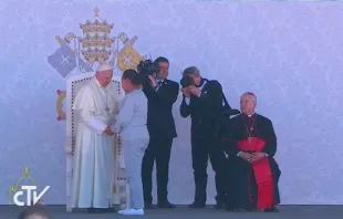 El Papa saluda a una detenida en la cárcel. Foto: Captura Youtube 