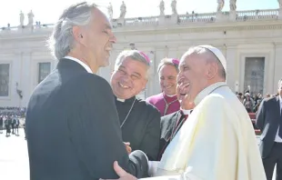Andrea Bocelli y el Papa en la Plaza de San  Pedro. Foto Facebook Andrea Bocelli Foundation 