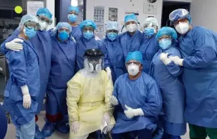 P. Andrés Esteban López (de amarillo) junto al equipo de terapia intensiva central, en la torre quirúrgica del Hospital General de México. Crédito: Arquidiócesis de México. 