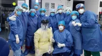 P. Andrés Esteban López (de amarillo) junto al equipo de terapia intensiva central, en la torre quirúrgica del Hospital General de México. Crédito: Arquidiócesis de México.
