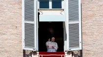 El Papa Francisco dirige el rezo del Ángelus desde el Palacio Apostólico. Foto: Daniel Ibáñez / ACI Prensa