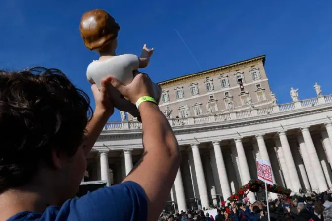 El Papa bendice las estatuillas del Niño Jesús en la Plaza de San Pedro