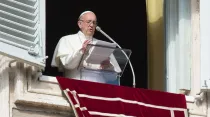 El Papa durante el rezo del Ángelus. Foto: Vatican Media