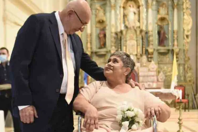 Esposos renuevan 45 años de matrimonio tras superar el COVID-19