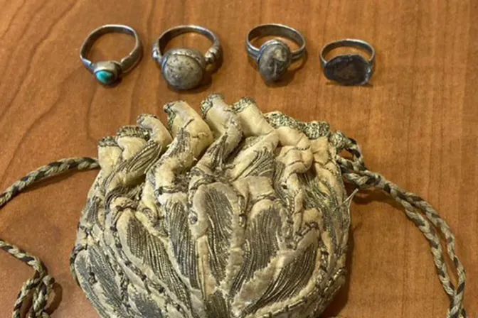 Encuentran anillos que podrían haber pertenecido a 9 obispos con fama de santidad