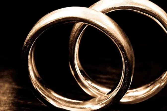 ¿Los divorciados vueltos a casar están excomulgados? Esto explica sacerdote