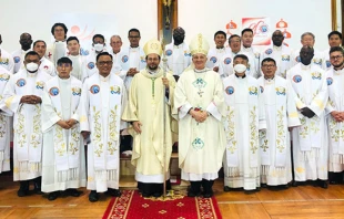 El clero de Mongolia celebrando los 30 au00f1os de la Iglesia Catu00f3lica en el pau00eds. Cru00e9dito: ANS 