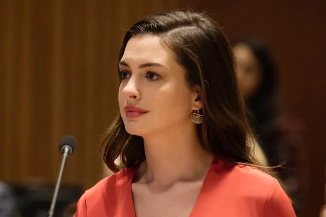 Llueven críticas a Anne Hathaway por decir que el aborto es un acto de “misericordia”