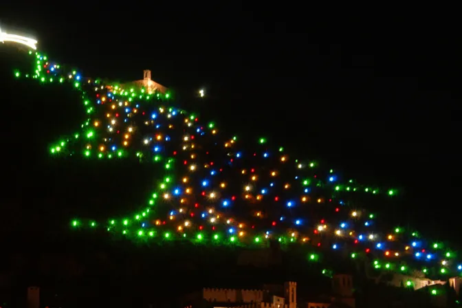 Papa Francisco enciende con tablet “árbol” de Navidad y esto fue lo que dijo