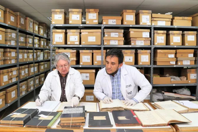 Expertos resguardan 6 mil documentos de archivo histórico arquidiocesano en Chile