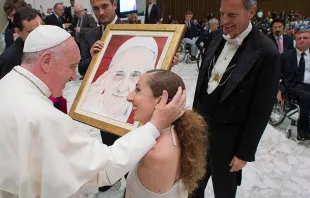 El Papa Francisco con la artista italiana Simona Atzori / Foto: L'Osservatore Romano 