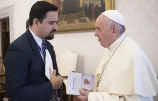 El autor del libro, Ary Waldir Ramos, con el Papa Francisco. Crédito: Vatican Media 