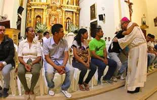 Mons. José Antonio Eguren Anselmi lava los pies y abraza a migrantes venezolanos en Perú. Foto: Arzobispado de Piura. 