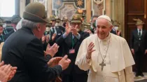 El Papa Francisco con Asociación Alpina italiana, este 26 de febrero. Foto: Vatican Media