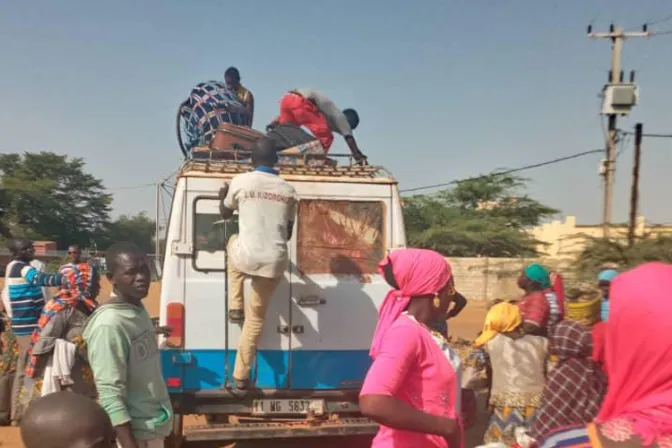 Terroristas asesinan a 14 personas delante de iglesia en Burkina Faso