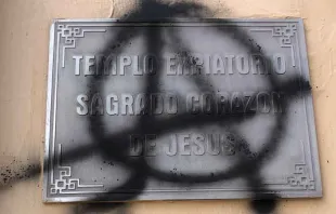 Pinta anarquista en Templo Expiatorio Sagrado Corazón de Jesús. Crédito: Cortesía Catolin. 