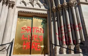 Vandalismo en una puerta de la Catedral Basílica de la Inmaculada Concepción en Denver, Colorado, el 10 de octubre de 2021 / Crédito: Cortesía del P. Samuel Morehead. 