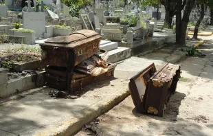 Ataúdes profanados en Cementerio General del Sur en Caracas, Venezuela. Foto: P. Germán Machado. 